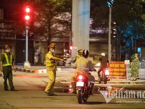 Đêm trắng của lực lượng trực chốt kiểm soát phòng dịch Covid-19 ở Hà Nội