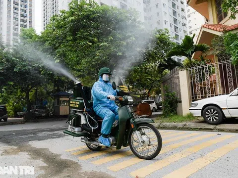 Cận cảnh thử nghiệm xe máy phun khử khuẩn lưu động mới, dễ dàng chạy trong ngõ nhỏ Hà Nội