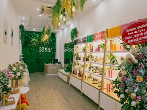 Ngày đầu khai trương showroom ONA Global, tắc đường tại 18 Đội Cấn vì quá đông