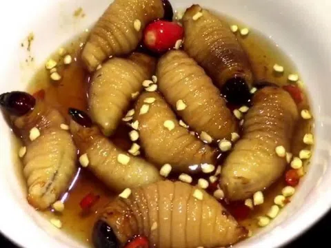 Sốc phản vệ, suýt mất mạng do ăn đuông dừa