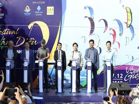 Hàng trăm vận động viên quốc tế và Việt Nam bùng nổ trong lễ hội ván diều Ninh Chữ