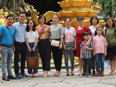 Hepura thăm các em bé mồ côi ở Chùa Kỳ Quang