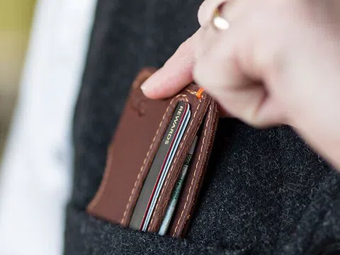 Chạm tay vào tiền, thẻ tín dụng có nguy cơ lây nhiễm Covid-19?