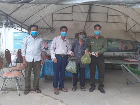 Xúc động trước hành động chung tay chống dịch Covid - 19 của các cụ già