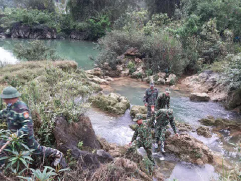 'Xếp bút nghiên' lên biên giới chống dịch