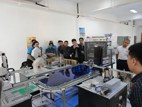 Học về robot, lấy bằng quốc tế