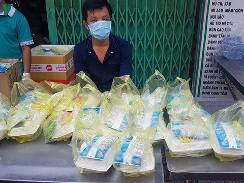 Những việc làm đẫm tình người trong đại dịch Covid-19
