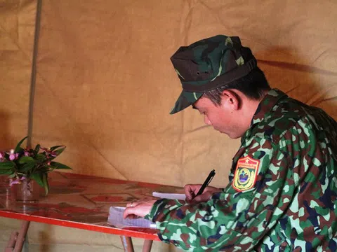 Thư người lính gửi con từ trên chốt: "...Hết dịch ba về với hai mẹ con sau nhé!"