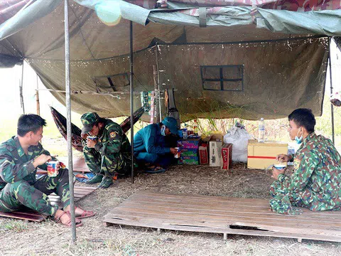 Bữa ăn tự túc của người lính giữ biên cương phòng dịch COVID-19