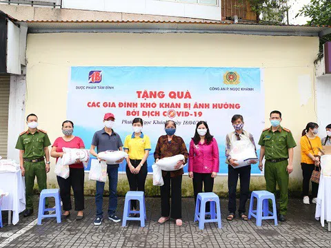 Dược phẩm Tâm Bình và CA phường Ngọc Khánh hỗ trợ gia đình khó khăn bởi Covid-19