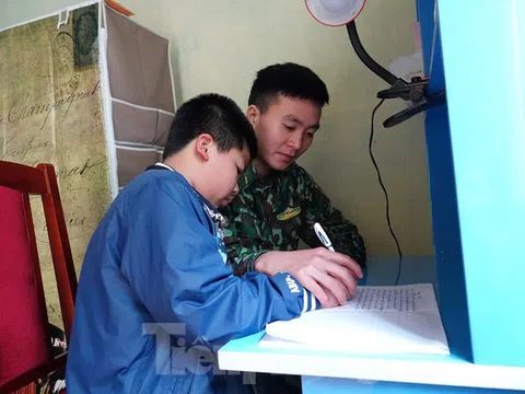 Kỷ niệm đẹp trên chốt tiền tiêu của hai trung sĩ Biên phòng