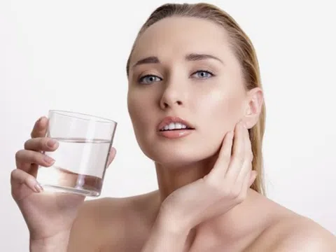 Bí quyết uống nước đúng cách để bảo vệ sức khỏe vàng