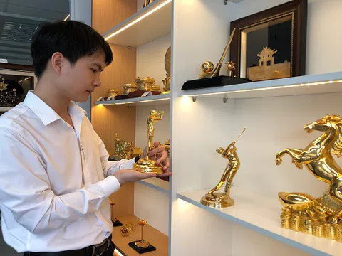 Doanh nhân trẻ tham vọng chế tác những mẫu quà tặng Golf đẳng cấp