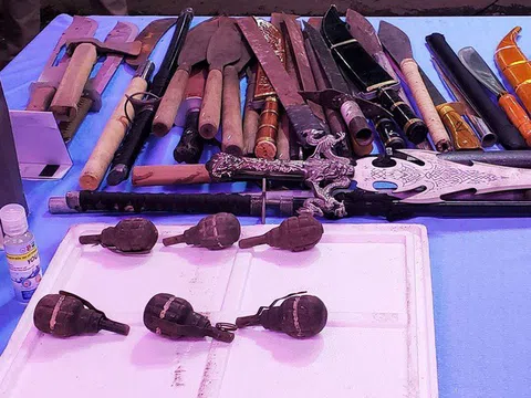 Người dân chợ đầu mối Thủ Đức đem súng, lựu đạn đi đổi gạo