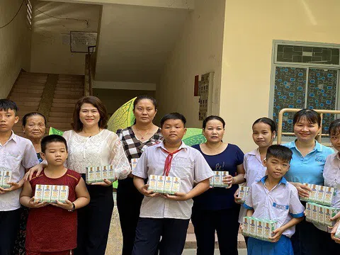 Vinamilk đồng hành cùng cặp lá yêu thương đến với những hoàn cảnh khó khăn