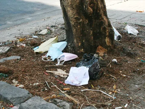 Bộ TN&MT đề nghị tăng cường thu gom, xử lý khẩu trang thải bỏ