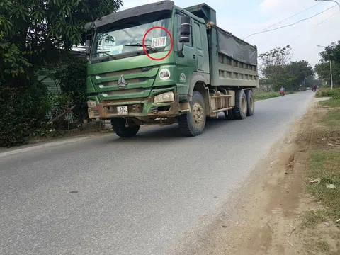 Nghệ An: Người dân “tố” xe quá khổ, quá tải mang logo HM đang cày nát đường dân sinh