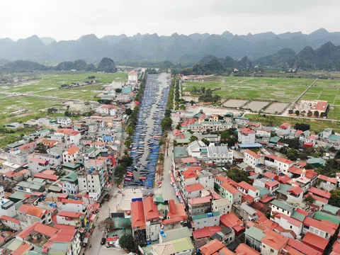 Chùa Hương vắng lặng, hàng nghìn con đò "phơi sương" chờ khách