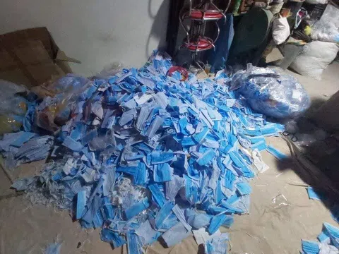 Rợn người với kho "tân trang" hàng trăm nghìn chiếc khẩu trang y tế đã qua sử dụng