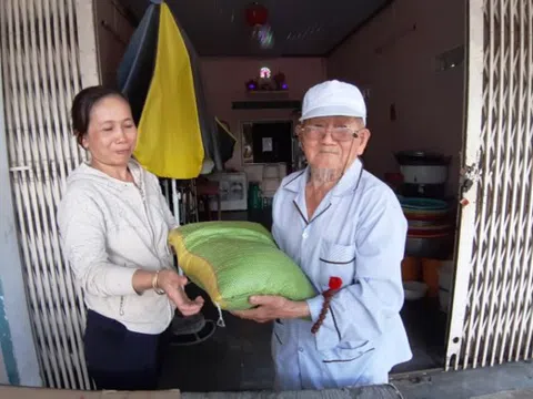 Cụ ông 90 tuổi đi bán hàng rong 'nuôi' tấm lòng nhân ái