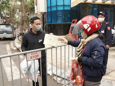 Hà Nội: Người dân phố Trúc Bạch được tiếp viện nhu yếu phẩm