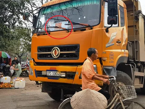 Nghệ An:  Dân làm rào chắn phản đối xe mang logo HM gây ô nhiễm môi trường