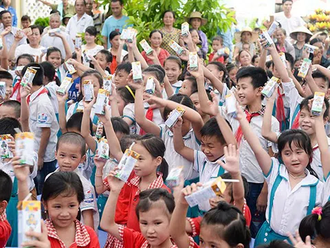 Quỹ sữa vươn cao Việt Nam và Vinamilk trao tặng 70.000 ly sữa cho trẻ em tỉnh Thái Nguyên