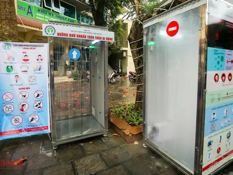 Cận cảnh buồng khử khuẩn toàn thân di động để phòng, chống Covid-19