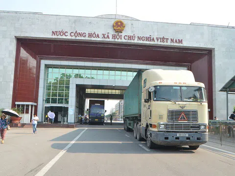 Thông quan gần 1.000 xe hàng sang Trung Quốc trong 2 ngày