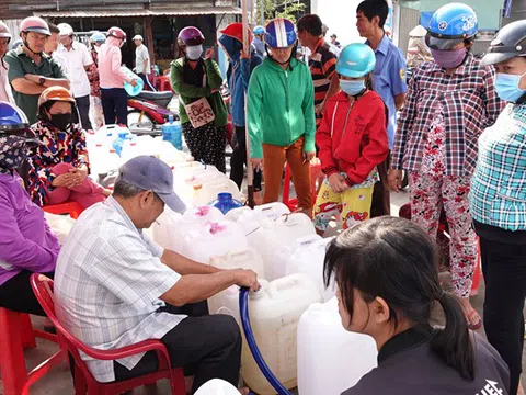 "Biệt đội" chở nước ngọt về cấp miễn phí cho dân vùng hạn mặn