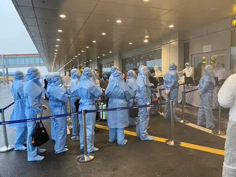 Bay từ “điểm nóng” Covid-19 trở về, phi hành đoàn phải mặc bảo hộ như thế nào?