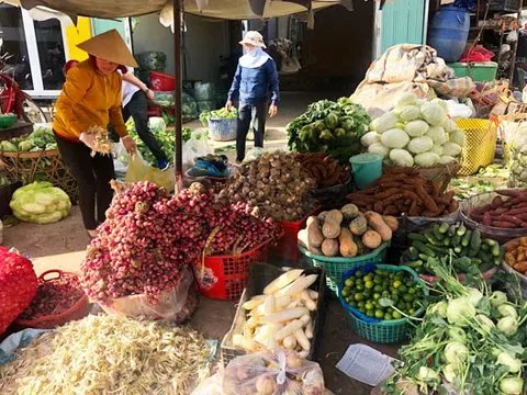 Lượng khách giảm 70%, tiểu thương chợ đầu mối tung hàng bán lẻ với giá buôn