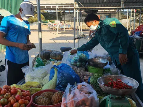 Dân quân bán rau giúp tiểu thương trong khu cách ly