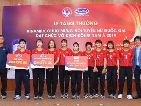 Vinamilk trao thưởng chúc mừng Đội tuyển Bóng đã nữ quốc gia vô địch Đông Nam Á 2019