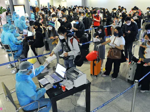 Những hành khách cuối về Tân Sơn Nhất trước giờ dừng các chuyến bay