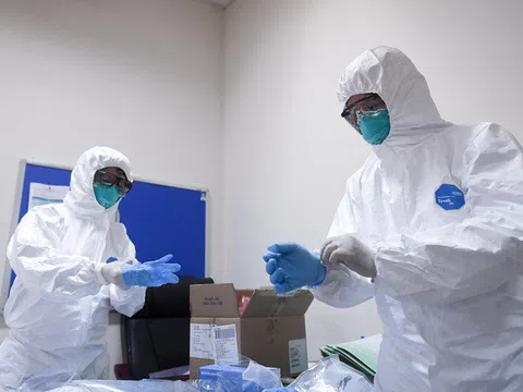 Bảo hộ kín người 12 tiếng/ngày: Nỗi vất vả ít biết của lực lượng tuyến đầu chống dịch