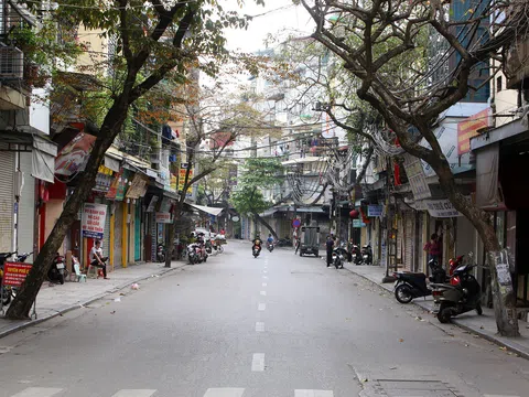 Phố phường vắng như ngày Tết khi tạm dừng hoạt động kinh doanh
