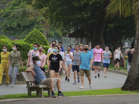 Hà Nội: Công viên đông nghịt người đi tập thể dục giữa mùa dịch Covid-19