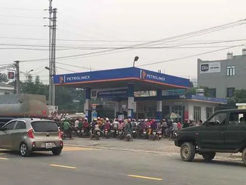 Người dân đổ xô mua tích trữ xăng dầu