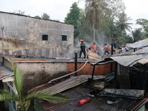 An Giang: Cháy lớn, lửa thiêu rụi 8 căn nhà