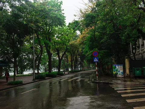 Ngày thứ 2 thực hiện cách ly xã hội, đường Hà Nội vắng không bóng người