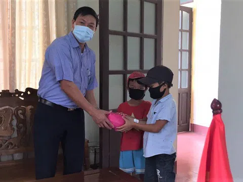 Hà Tĩnh:  Hai cháu nhỏ đạp xe 3km mang lợn tiết kiệm lên xã ủng hộ chống dịch