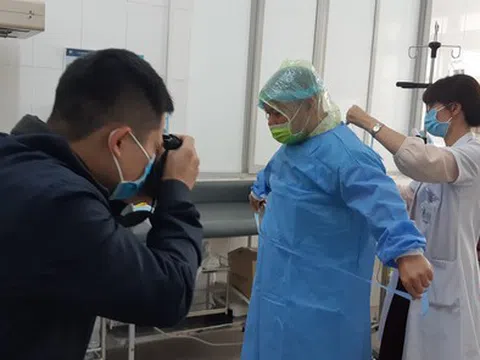 Phóng viên y tế máu lửa, thấp thỏm tác nghiệp trong "tâm dịch" Covid-19