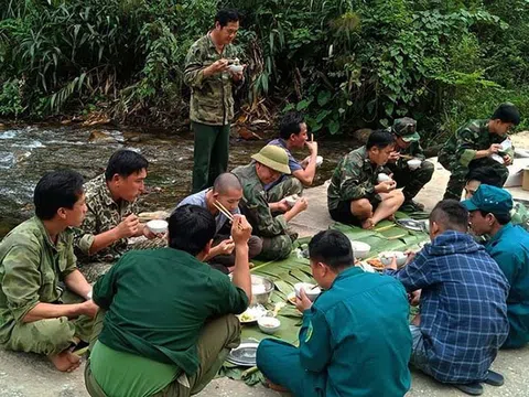 Bội đội biên phòng thức trắng đêm, ăn cơm trên lá chuối để ngăn người dân vượt biên