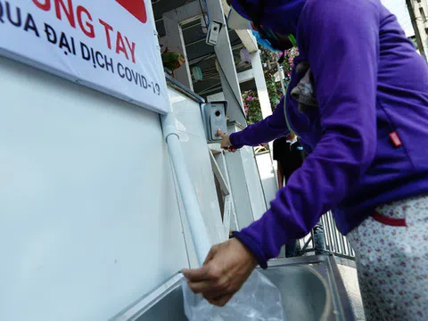 Máy tự động phát gạo từ thiện ở Sài Gòn giữa mùa dịch Covid-19