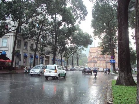 Cơn mưa đầu mùa giải nhiệt cho các tỉnh Nam Bộ