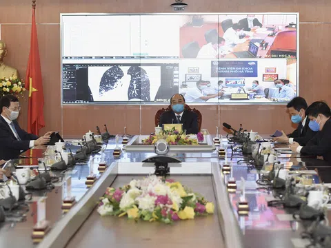 Thủ tướng trò chuyện từ xa với người bệnh tại lễ khai trương 2 sản phẩm công nghệ giúp chống dịch COVID-19