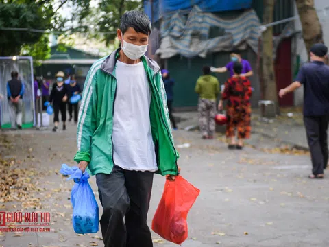 Sau “ATM gạo”, bác sĩ mở “ATM mì tôm” giúp đỡ người có hoàn cảnh khó khăn