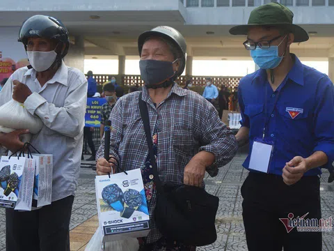 Vợ chồng tôi đều mù, nghe phát gạo tôi bắt xe ôm đi nhận