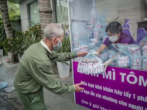“ATM mì tôm và trứng” của bác sĩ và các nhà hảo tâm giúp người khó khăn.